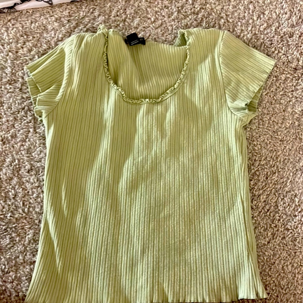 Hardly worn and in great condition! Green lettuce edge top. Youth large.